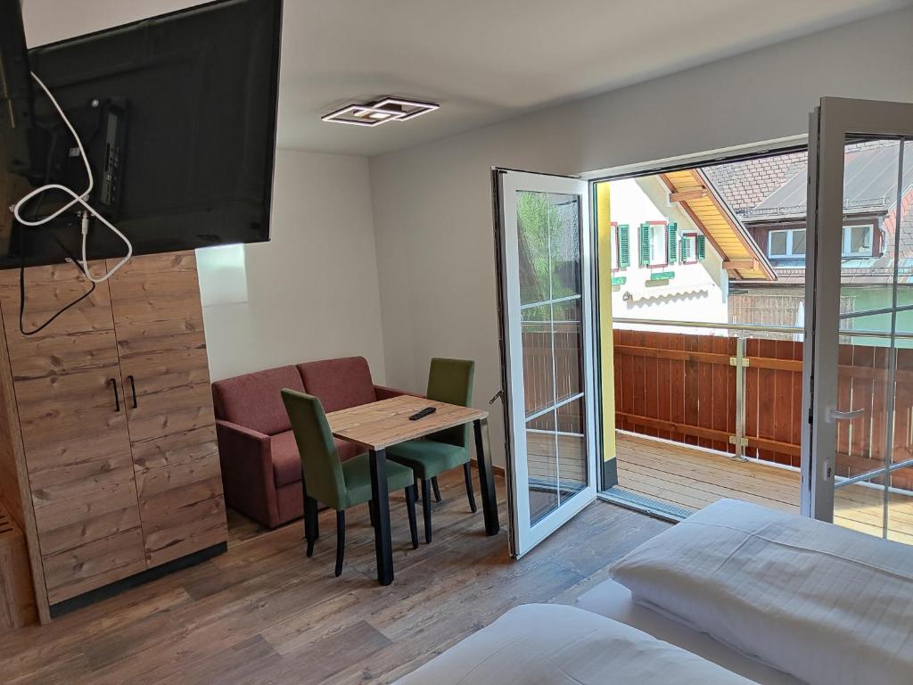 Postel nebo postele na pokoji v ubytování Hotel-Bad Goisern