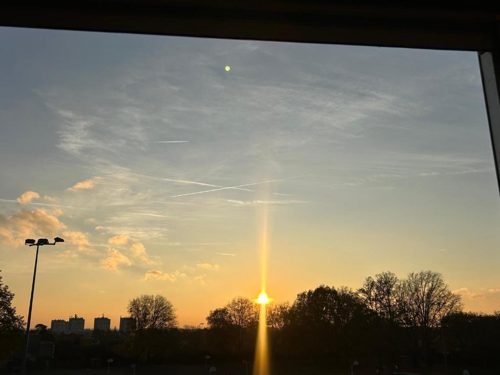 - une vue sur le coucher du soleil depuis la fenêtre dans l'établissement Welcome to Nantes, à Nantes