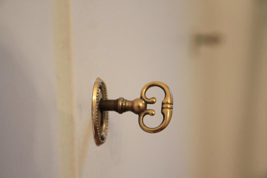a gold door knob on a white door at Villa Kolck in Xanten