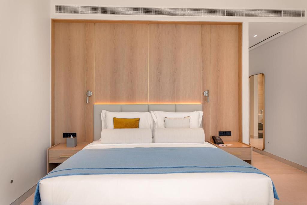 Postel nebo postele na pokoji v ubytování Ajman Hotel & Villas by Blazon Hotels