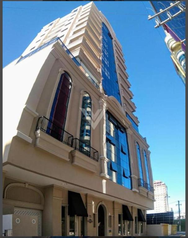 a large building with a balcony on top of it at Apartamento, quadra mar in Itapema