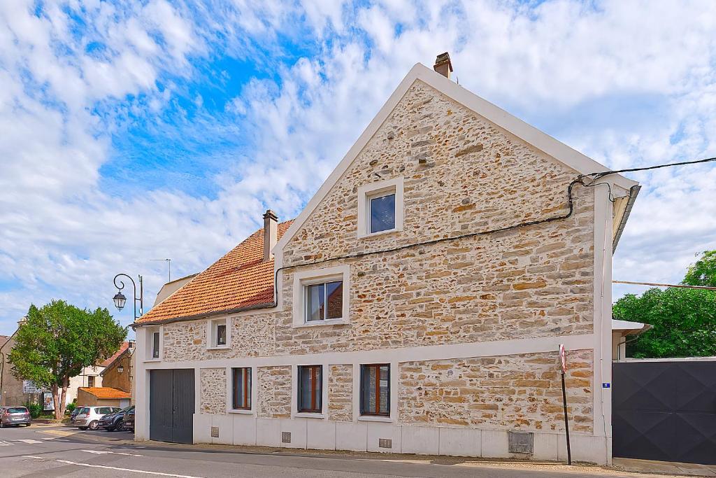 ein Steingebäude am Straßenrand in der Unterkunft Maison indépendante proche Paris Saclay, Massy in La Ville-du-Bois