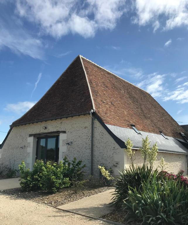 un ancien bâtiment blanc avec un toit mansardé dans l'établissement La Huberdière, à Fondettes