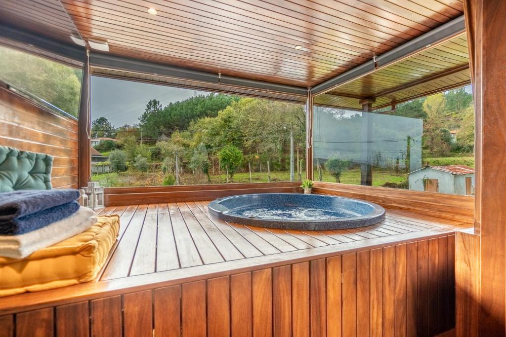 Sala do jacuzzi envidraçada com vista panorâmica