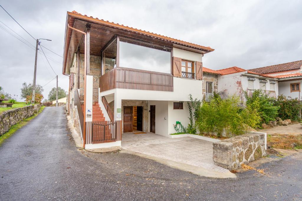 Fachada exterior da moradia em pedra e madeira