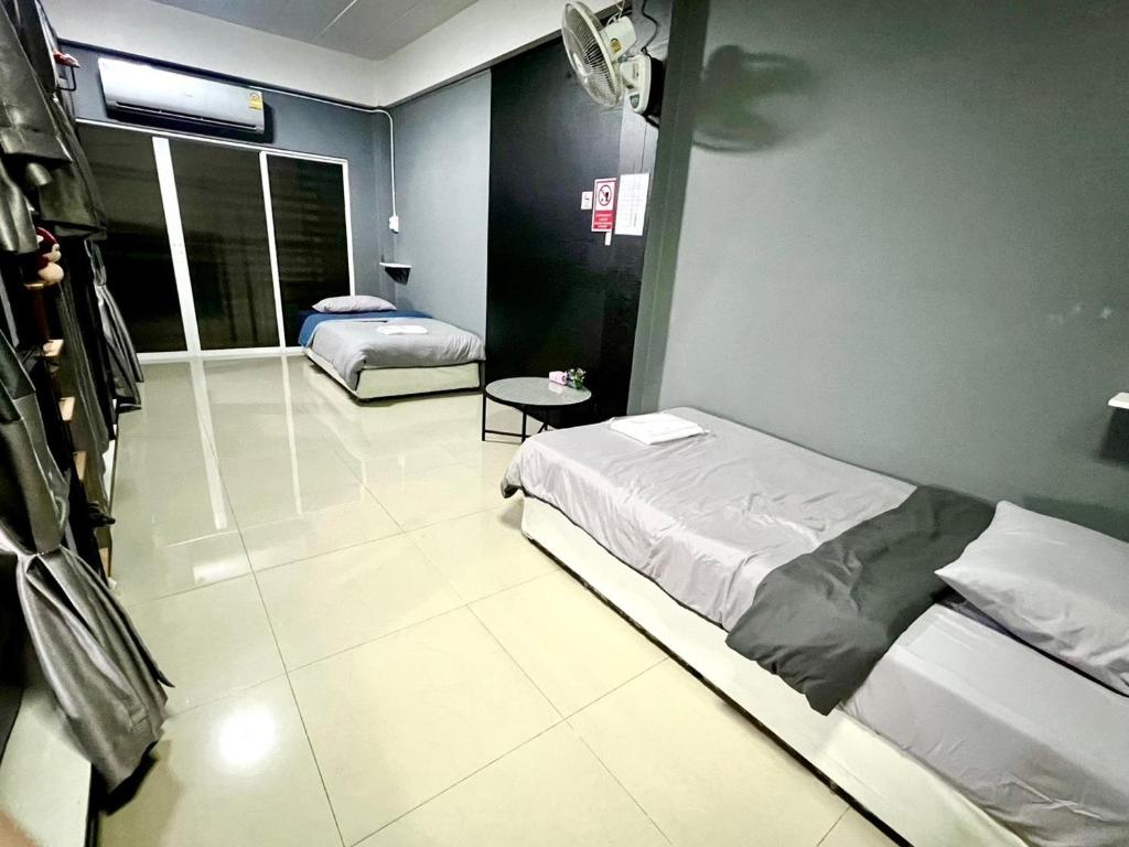 Postel nebo postele na pokoji v ubytování Future Hostel Pattaya
