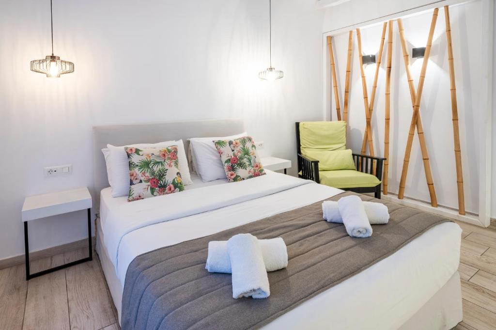 Łóżko lub łóżka w pokoju w obiekcie Smy Mediterranean White Santorini