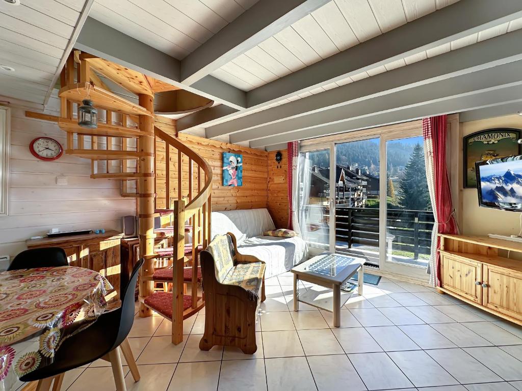 une chambre avec un escalier et un salon avec une table dans l'établissement ob219 4 pieces duplex 6 personnes proche pistes, aux Carroz d'Arâches