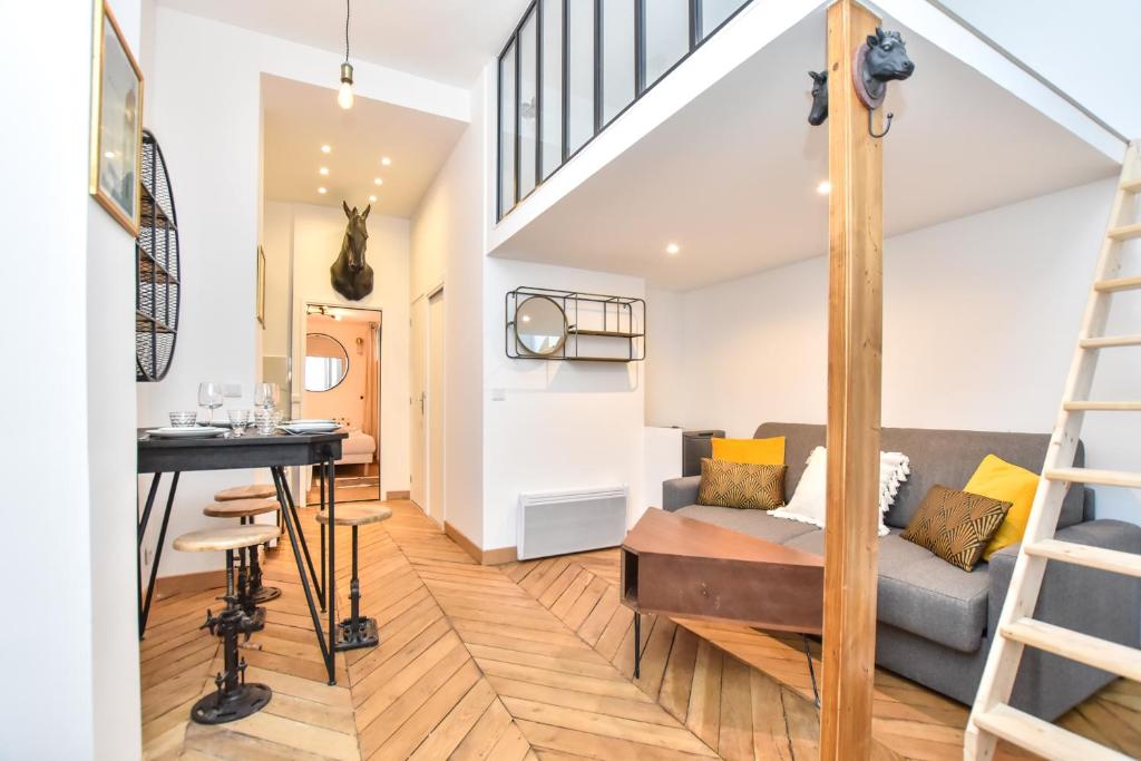 un salon avec un canapé et une table dans l'établissement Cosy apartment - 2BR-6P - Bastille, à Paris
