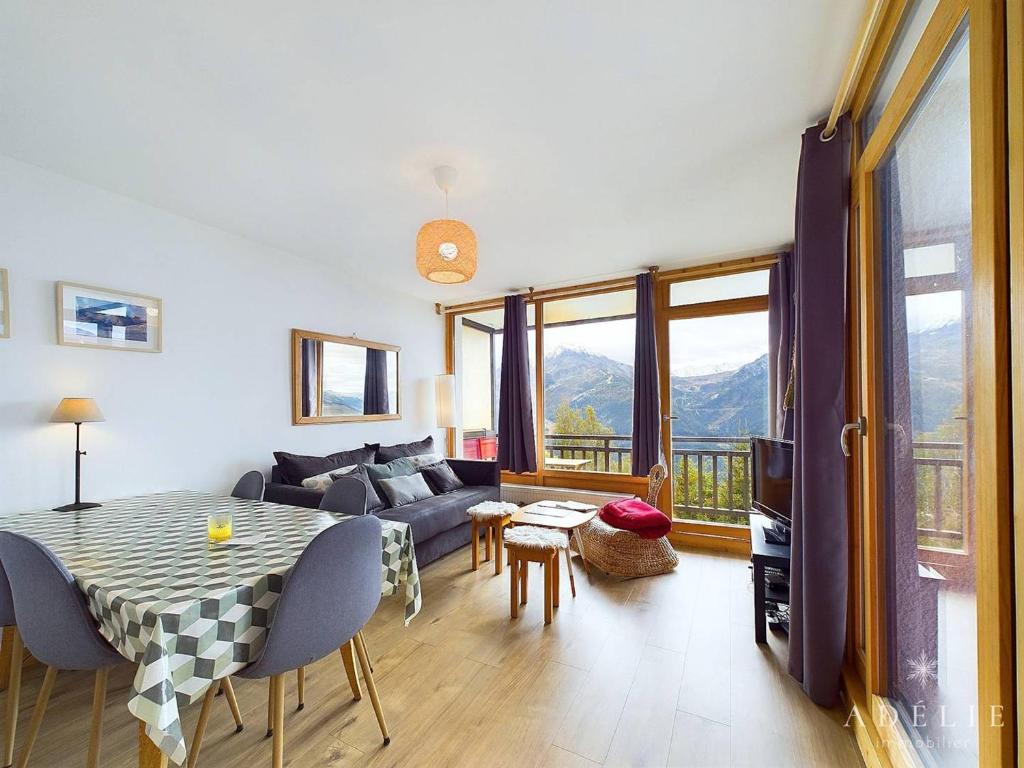 un salon avec une table et un canapé dans l'établissement Appartement Scandinave, 3 pièces, 50m², proche pistes et commerces, avec balcons et parking - FR-1-398-609, à Montvalezan