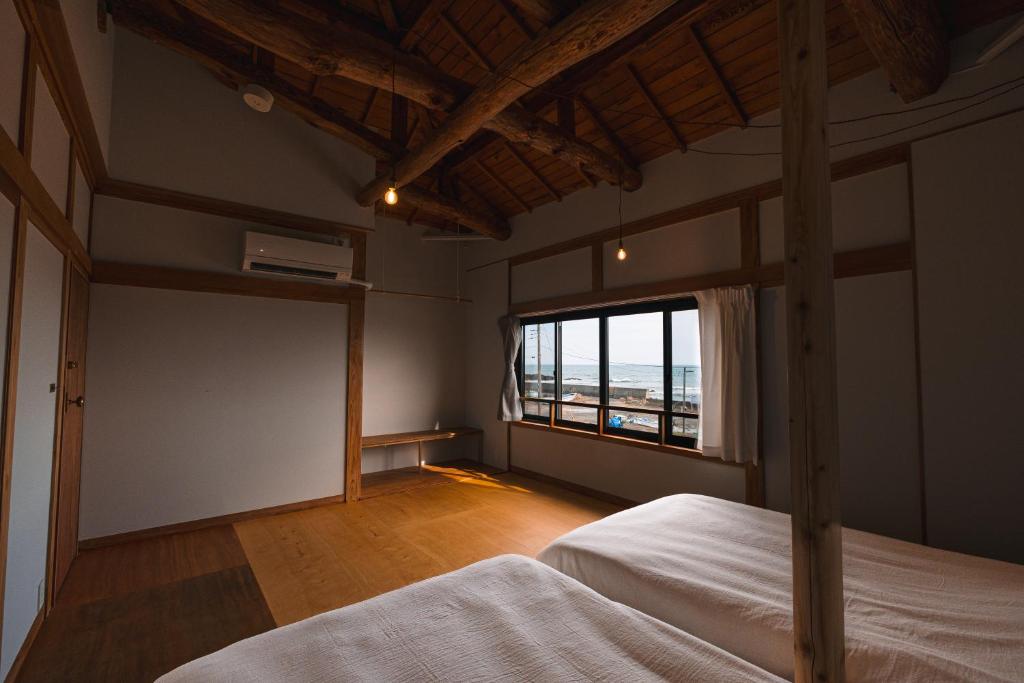Postel nebo postele na pokoji v ubytování 町に停泊する港のフロント moyai 舫