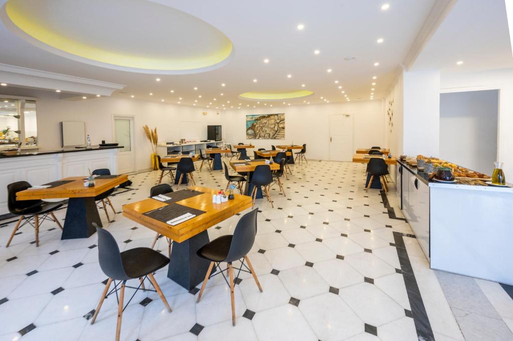 Restauracja lub miejsce do jedzenia w obiekcie Smy Mediterranean White Santorini