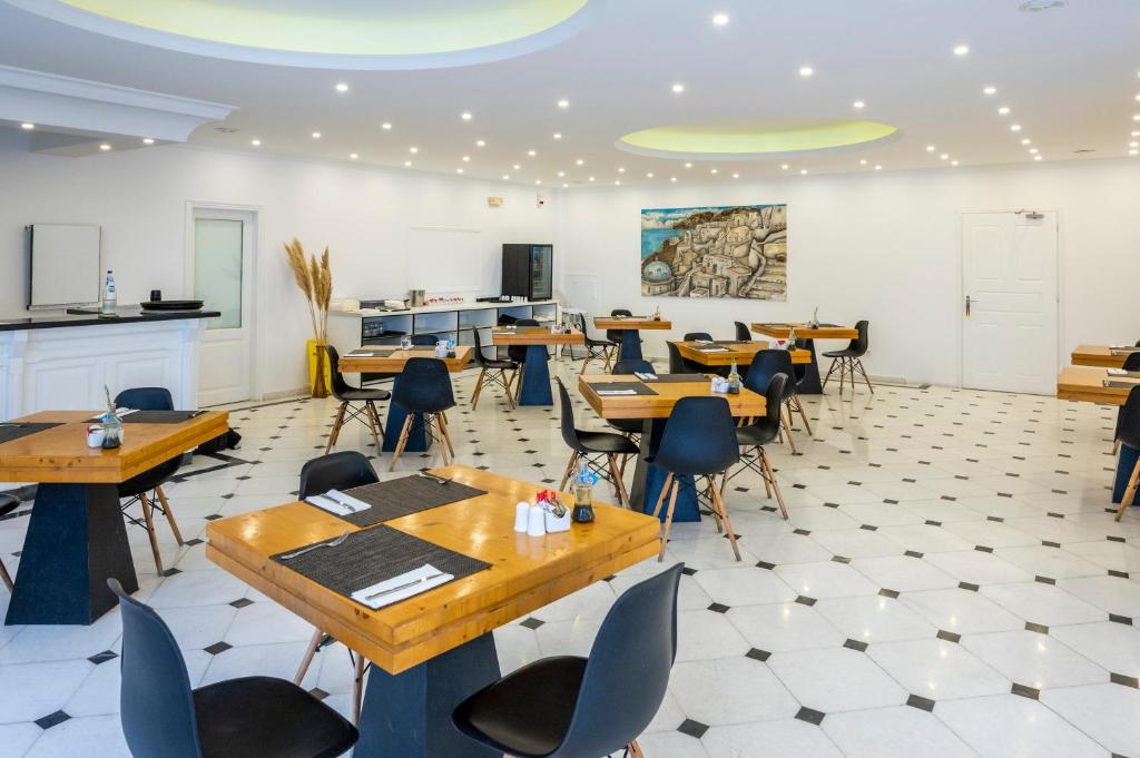 Telewizja i/lub zestaw kina domowego w obiekcie Smy Mediterranean White Santorini