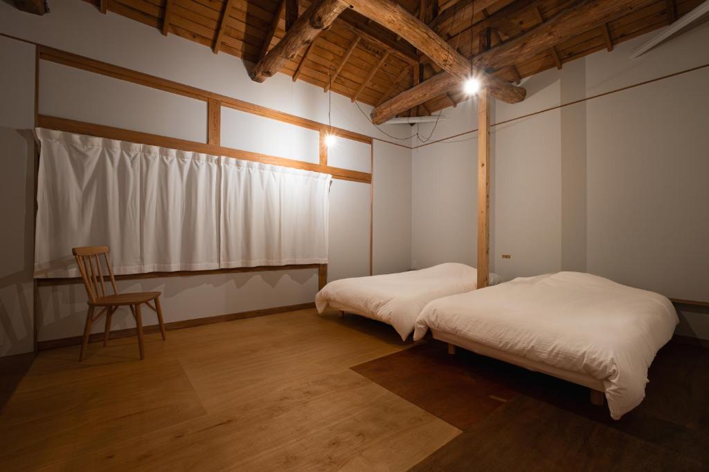 Postel nebo postele na pokoji v ubytování 町に停泊する港のフロント moyai 舫