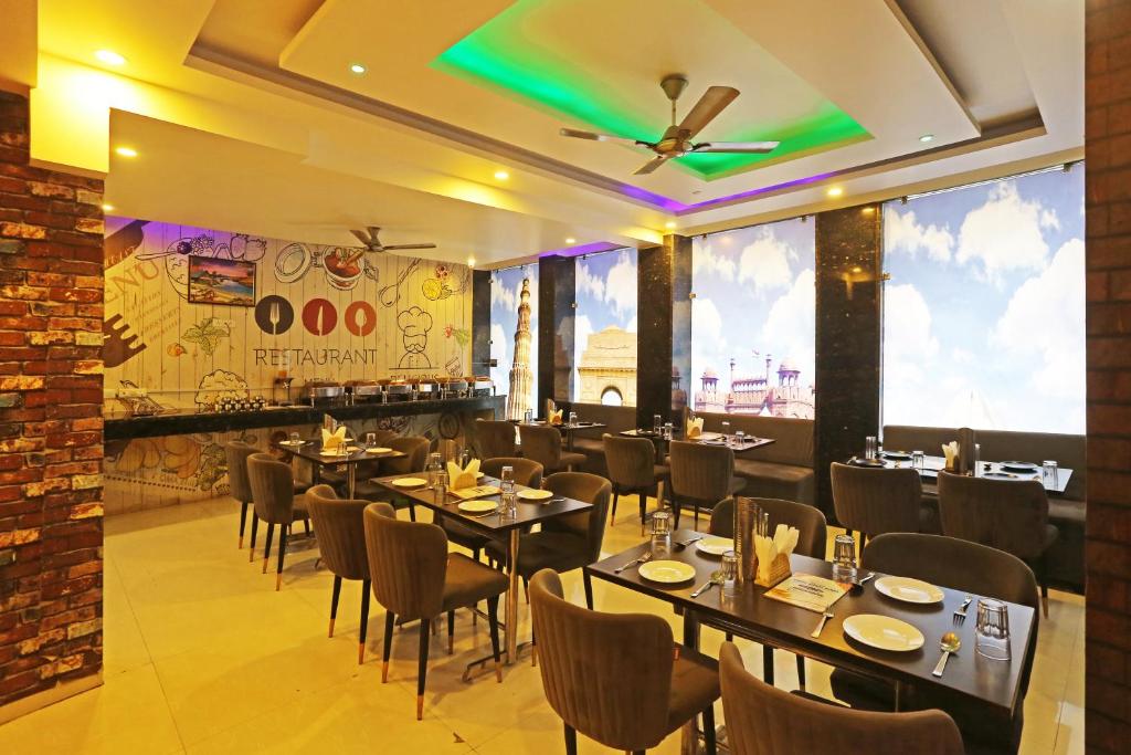 un ristorante con tavoli e sedie in una stanza di Smart Lax Hotel By SMART GROUP a Nuova Delhi