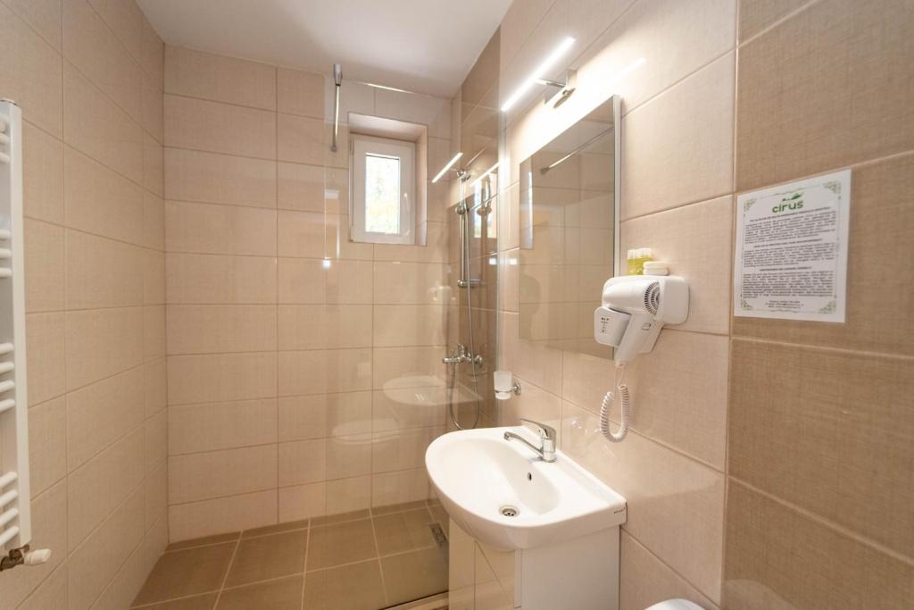 Koupelna v ubytování Hotel Cirus