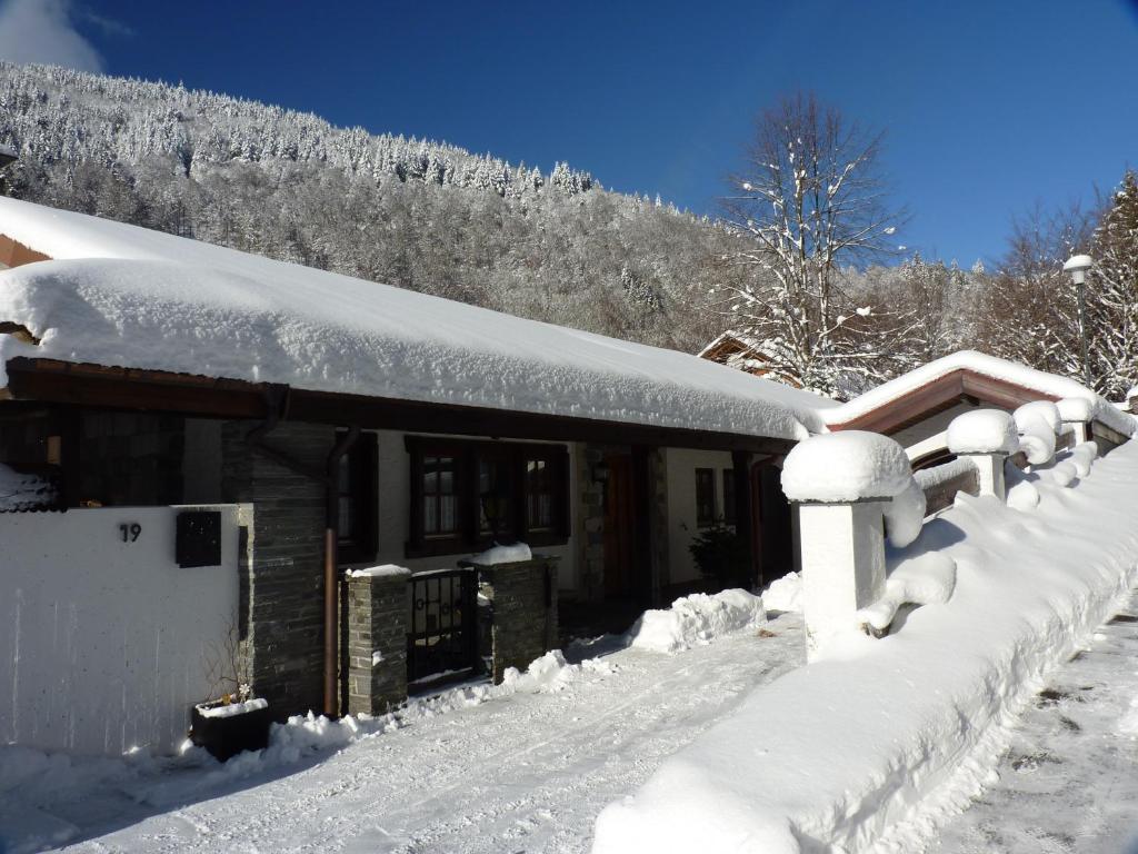 een huis bedekt met sneeuw met een hek bij Haus zur Eule in Todtnau