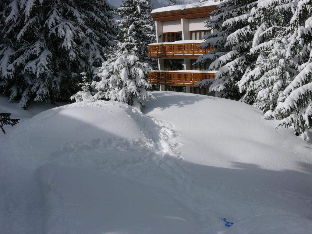 ein Schneehaufen vor einem Gebäude in der Unterkunft Courchevel 1850 in Courchevel