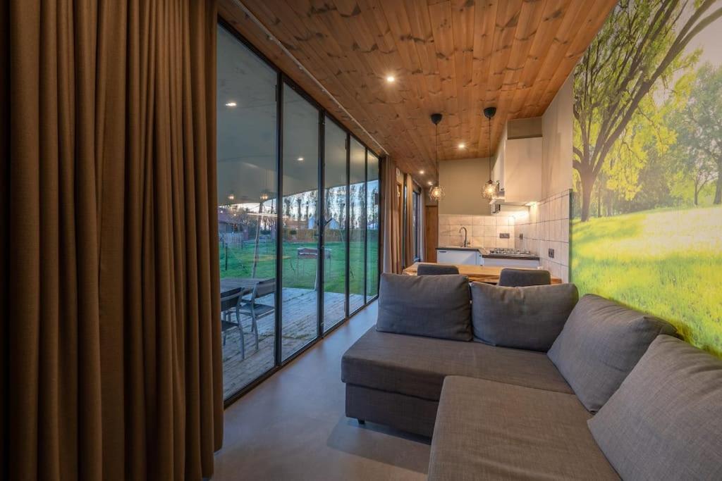 Posezení v ubytování Tiny House 't klein geluk dichtbij Brugge met fiets'