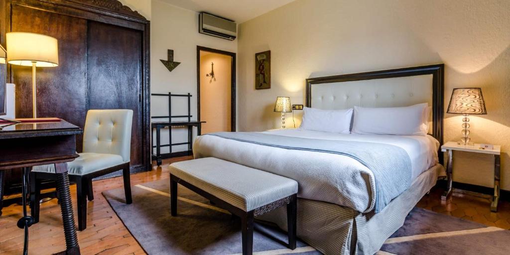 A bed or beds in a room at Hotel Temple Ponferrada