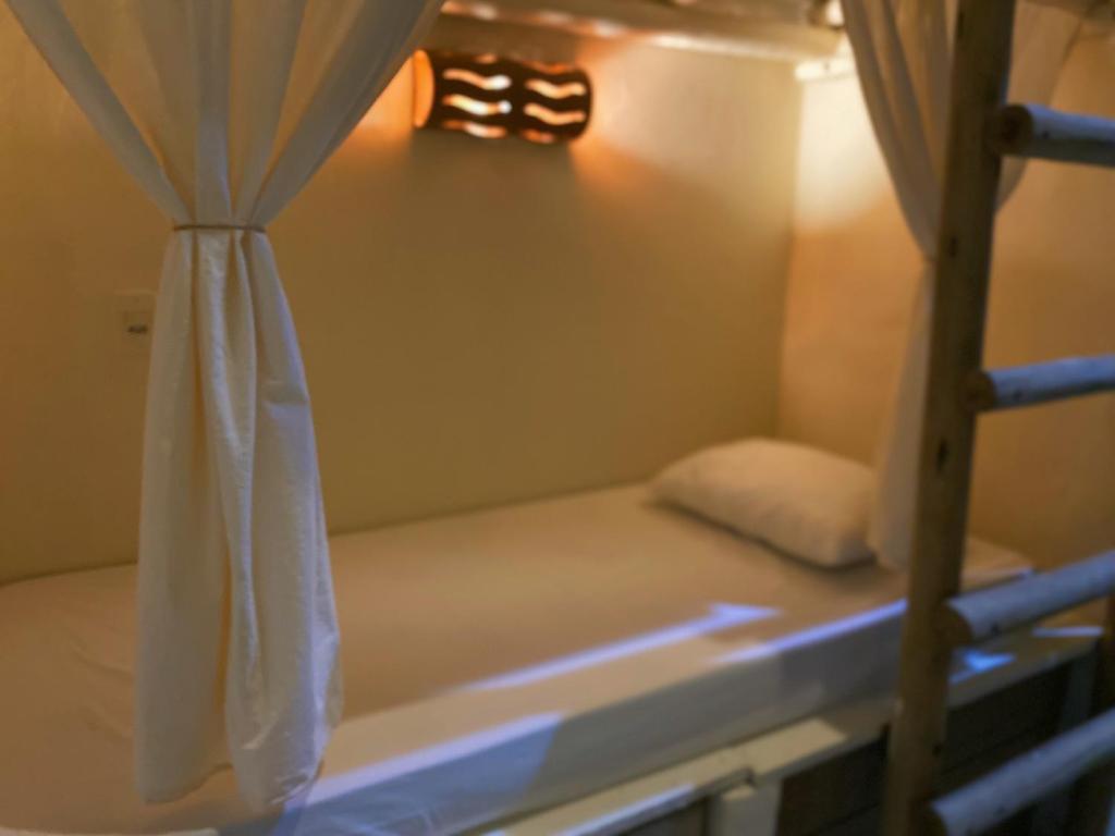 Postel nebo postele na pokoji v ubytování Teiú Hostel Trancoso
