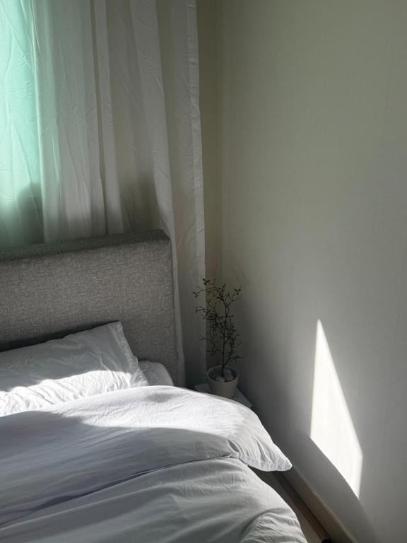 Katil atau katil-katil dalam bilik di Youngja house - 3rooms, KSPO, 13mins to Cheonho station 영자하우스 #3룸 # KSPO #천호역 13분