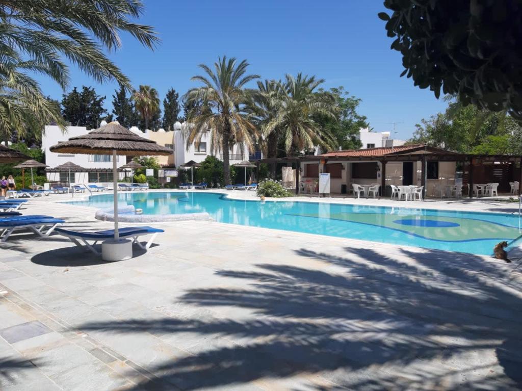 Paphos Resort - Sunny Garden Apt Near Pool, 5 mins to Beach