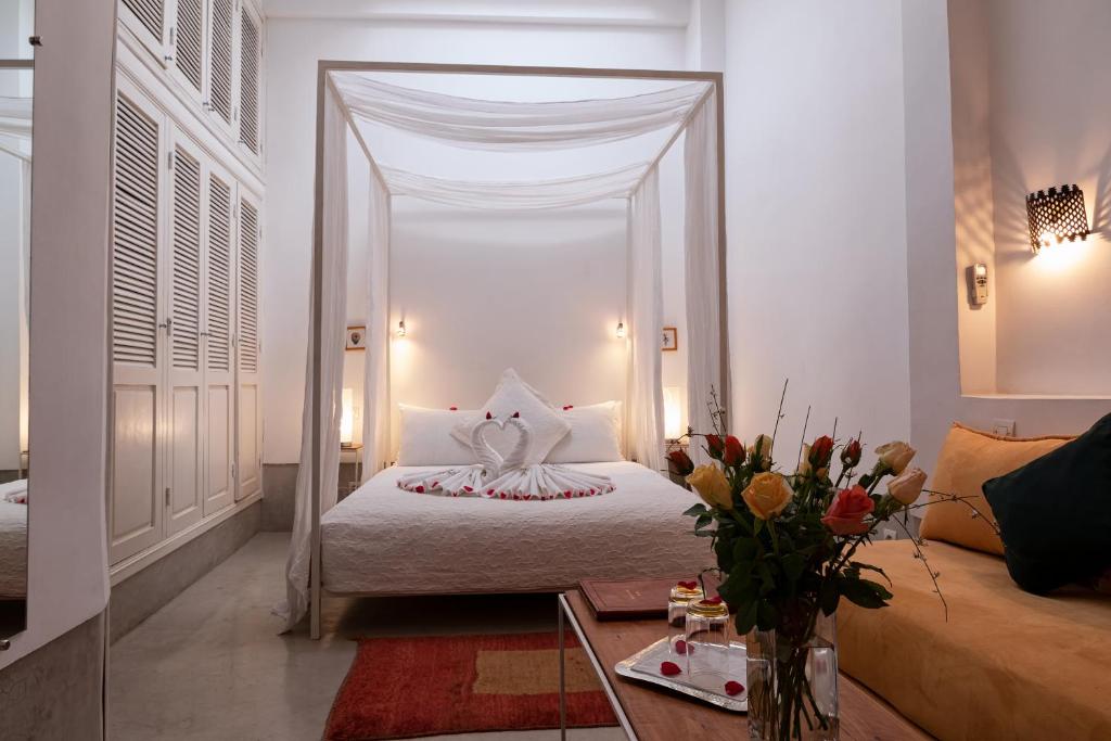 Postel nebo postele na pokoji v ubytování Riad Sapphire & Spa