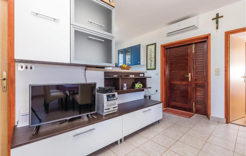 Kuchnia lub aneks kuchenny w obiekcie Holiday Home Pag 5