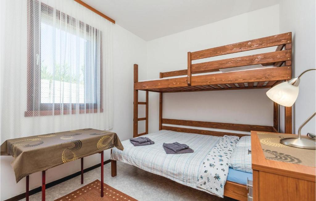 Łóżko lub łóżka w pokoju w obiekcie Holiday Home Pag 5