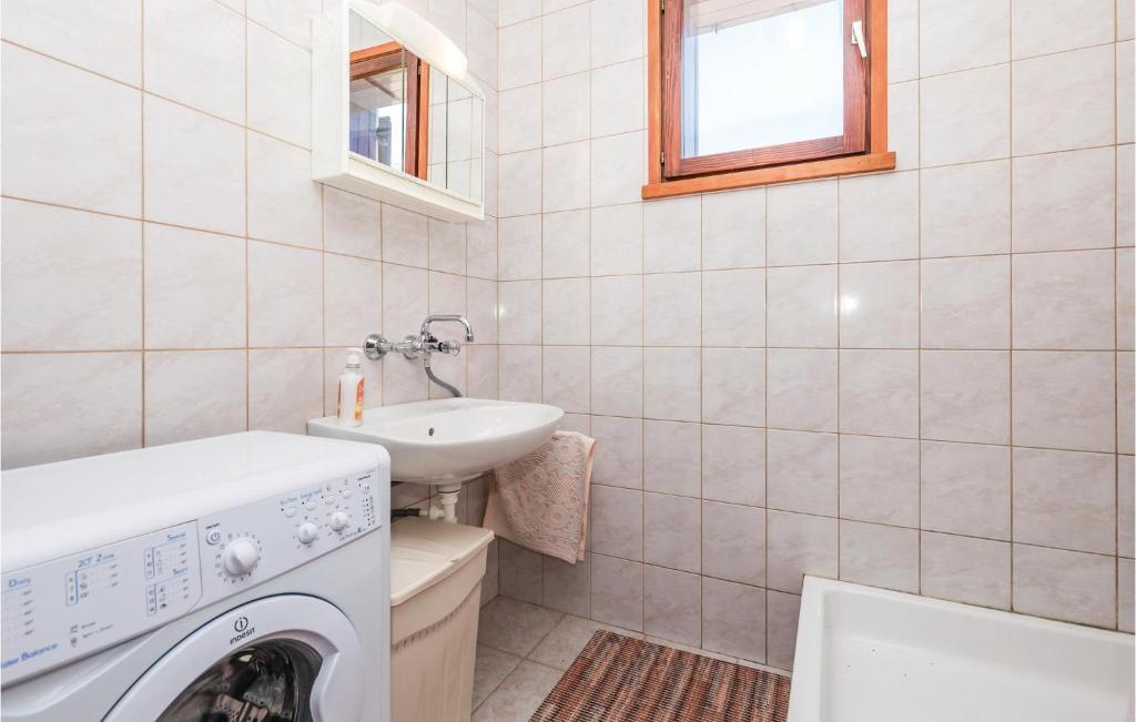 Łazienka w obiekcie Holiday Home Pag 5