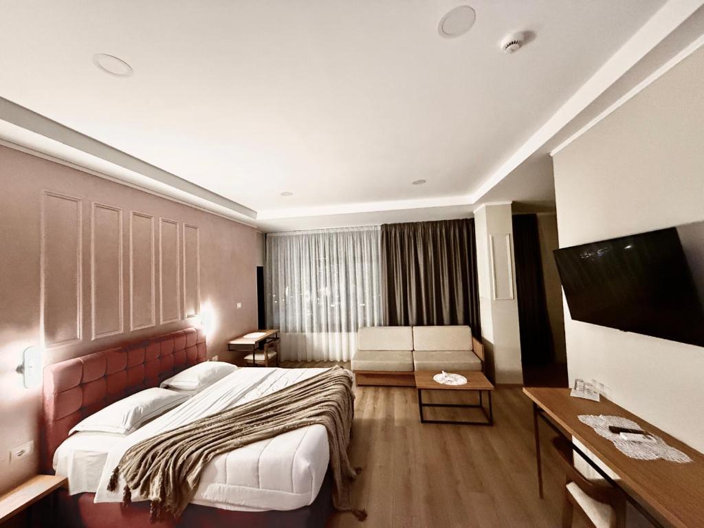 Uma cama ou camas num quarto em Hotel Republika Berat