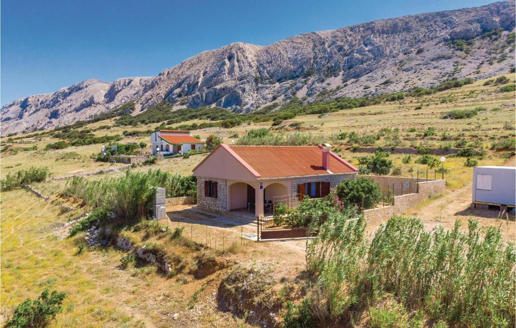 dom na wzgórzu z górą w tle w obiekcie Holiday Home Pag 5 w mieście Pag