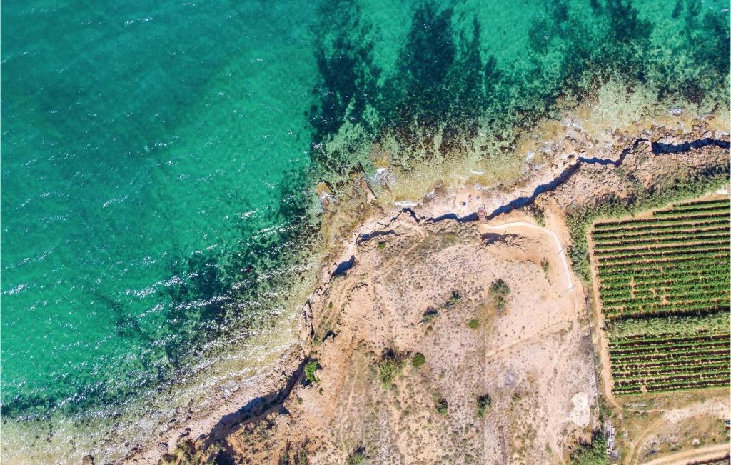 z anteny widok na ocean i plażę w obiekcie Holiday Home Pag 5 w mieście Pag