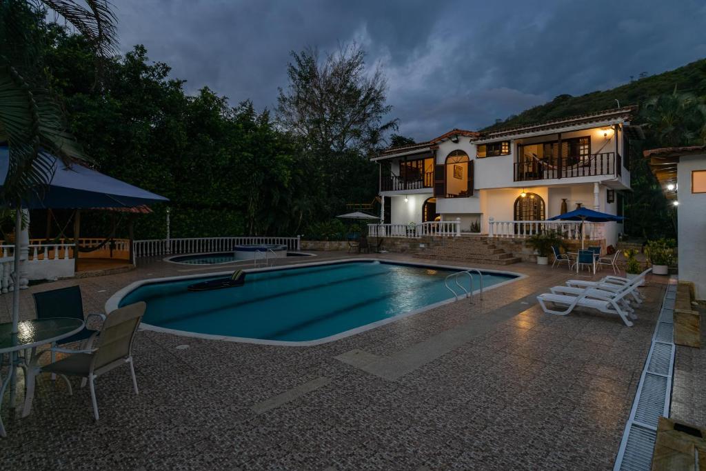 Bazén v ubytování Villa with Swimming Pool, Jacuzzi and Sauna nebo v jeho okolí