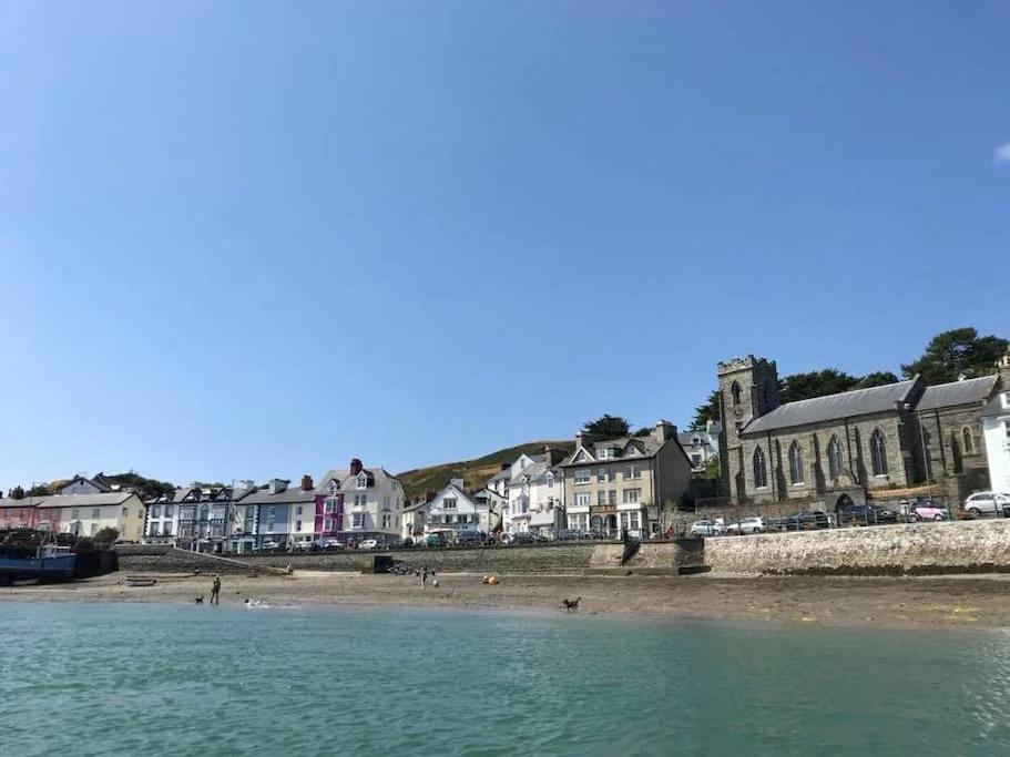 アバードベイにあるSeafront Houseの家と水のあるビーチの景色