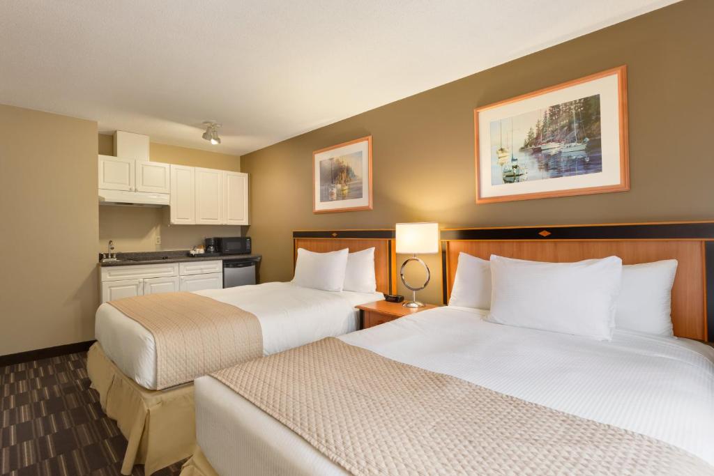 Postel nebo postele na pokoji v ubytování Days Inn by Wyndham Nanaimo