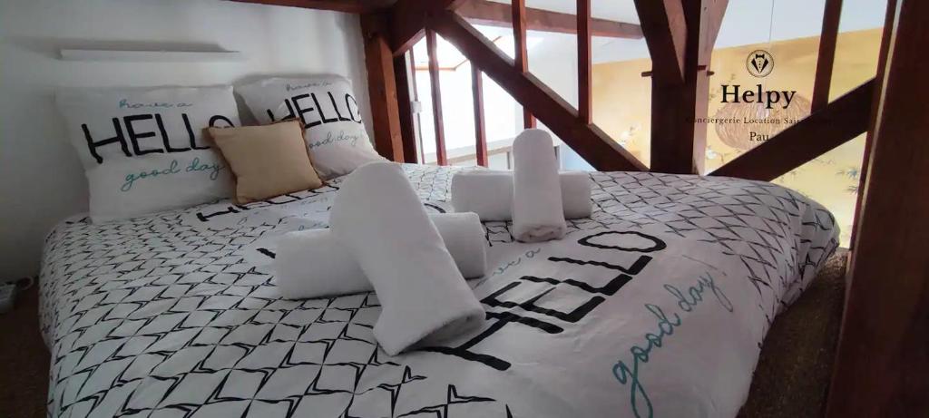 ein Bett in einem Zimmer mit einem höllischen Tagesschild drauf in der Unterkunft Maisonnette 2 à 4 pers- Jardin privatif clôturé- Calme- Stationnement Gratuit- Pau Ouest Billère in Billère