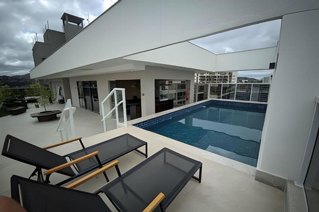 une vue d'une maison avec piscine dans l'établissement Nosso Apê 915: Piscina | Wifi | Academia - NA1113, à Juiz de Fora