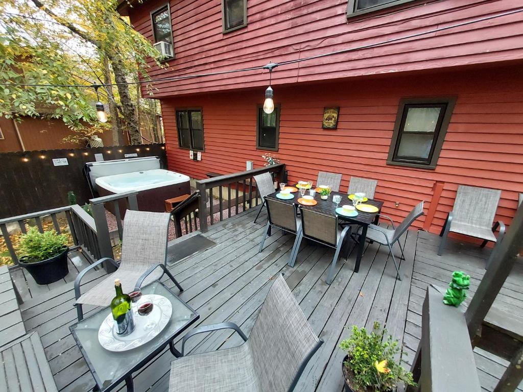 Balkon oz. terasa v nastanitvi Chalet renovated Near Casino, Camelback , Kalahari 4bdrms firepit hot tub game room