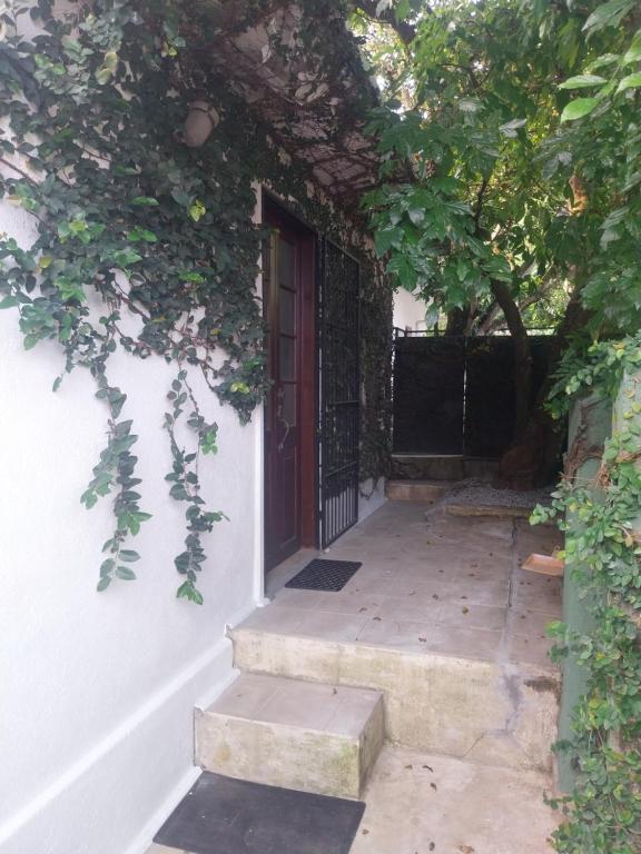 - l'entrée d'une maison avec une porte et des escaliers dans l'établissement Karanda Cottage at Kotte, à Sri Jayewardenepura Kotte