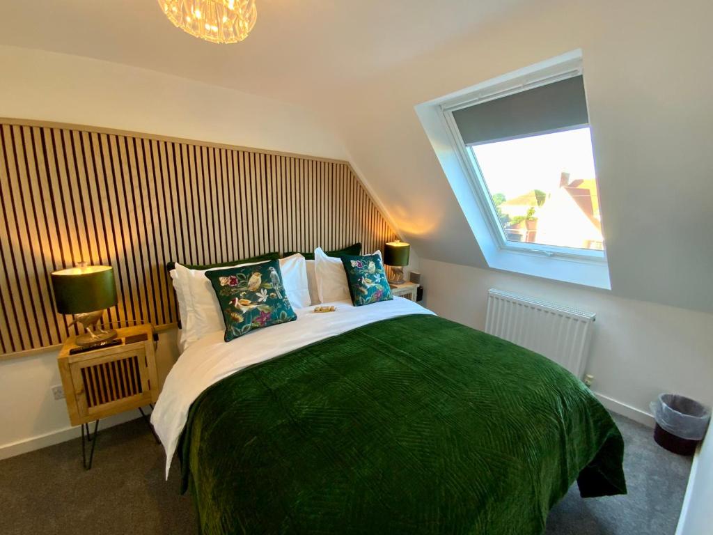 Postel nebo postele na pokoji v ubytování THE HIDEAWAY - LUXURY SELF CATERING COASTAL APARTMENT with PRIVATE ENTRANCE & KEY BOX ENTRY JUST A FEW MINUTES WALK TO THE BEACH, SOLENT WAY WALK, SHOPS and many EATERIES & BARS - FREE OFF ROAD PARKING,FULL KITCHEN, LOUNGE,BEDROOM , BATHROOM & WI-FI