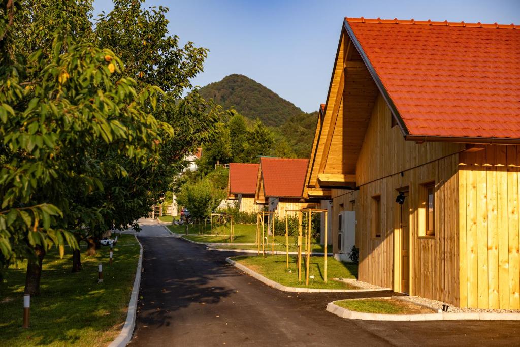 Nespecifikovaný výhled na hory nebo výhled na hory při pohledu z prázdninového areálu