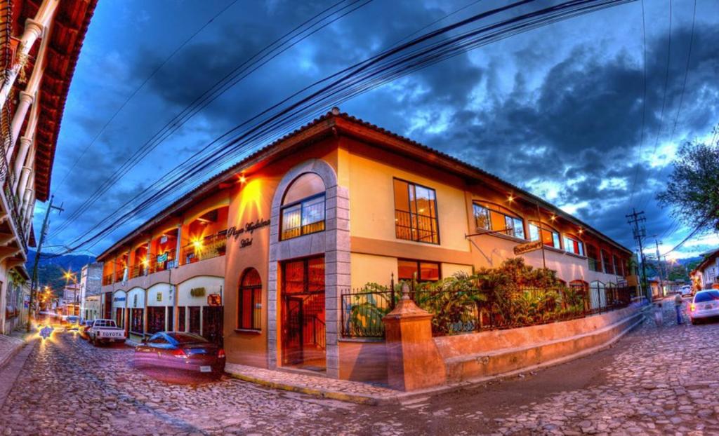 un edificio al lado de una calle en Plaza Magdalena Hotel, en Copan Ruinas