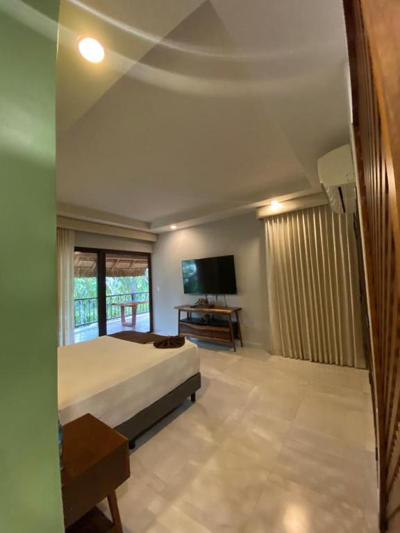 Uma TV ou centro de entretenimento em Xuux Peek by Tecnohotel
