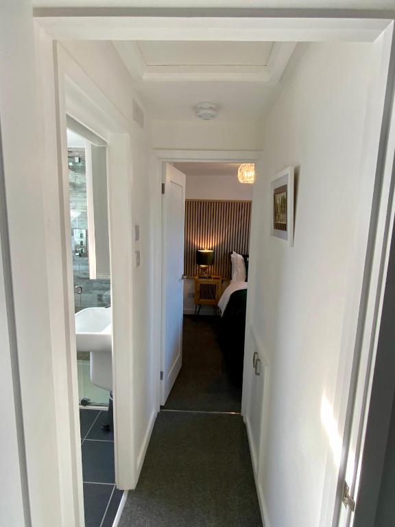 Fotografie z fotogalerie ubytování THE HIDEAWAY - LUXURY SELF CATERING COASTAL APARTMENT with PRIVATE ENTRANCE & KEY BOX ENTRY JUST A FEW MINUTES WALK TO THE BEACH, SOLENT WAY WALK, SHOPS and many EATERIES & BARS - FREE OFF ROAD PARKING,FULL KITCHEN, LOUNGE,BEDROOM , BATHROOM & WI-FI v destinaci Lymington