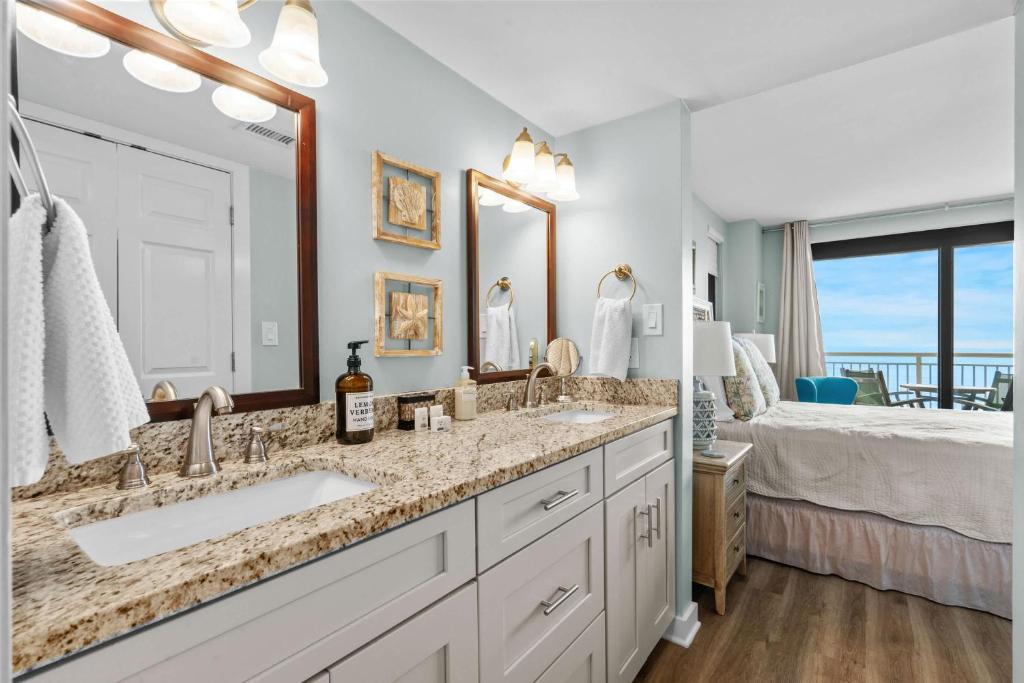 Fotografie z fotogalerie ubytování Windemere Beachfront Oasis with Hot Tub and Pool Access v destinaci Myrtle Beach