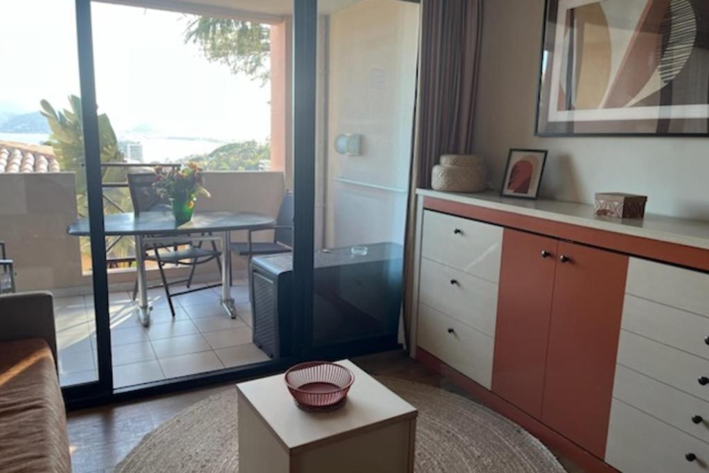 un séjour avec cuisine donnant sur un balcon dans l'établissement Apartment with sea view pool and beach, à Cannes