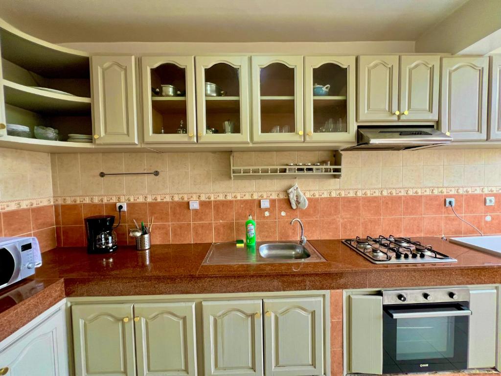 Kuchyň nebo kuchyňský kout v ubytování Appartement Central Rabat Tour Hassan