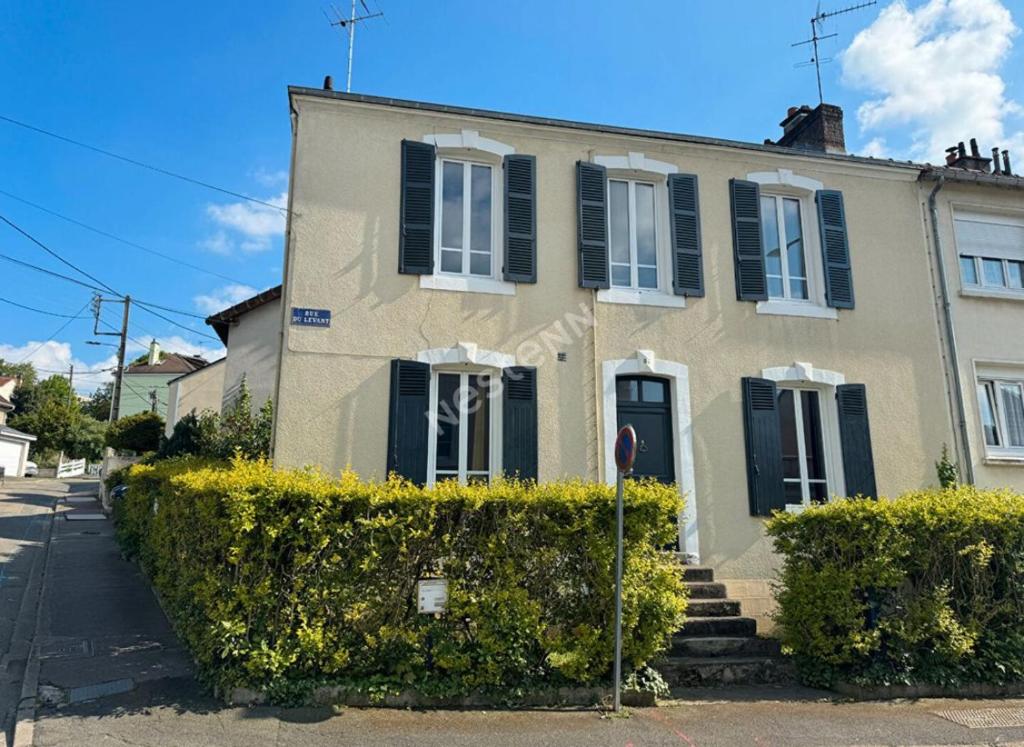 une maison aux volets noirs dans une rue dans l'établissement Maison Jardin des Plantes Le Mans, au Mans